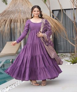 Alphanumero Robe en soie brodée lourde Bollywood Designer Style Livraison à la porte dans le monde entier disponible au prix de gros - Product Image 1