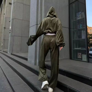 Ensemble de survêtement en velours de haute qualité personnalisé |   Nouvelle mode, pantalon large pour femmes, streetwear, ensemble décontracté pour le travail, vente en gros - Product Image 4