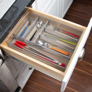 Ensemble élégant de trois plateaux de service ronds noirs avec garniture dorée et poignées élégantes pour servir et exposer des articles - Product Image 6