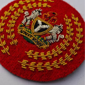 Badge 3D brodé de haute qualité, fait sur mesure, en fil d'or et d'argent pour officiers royaux, sur feutre rouge, avec fermoir papillon - Product Image 2