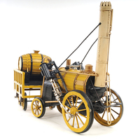 Modellino di Locomotiva a Vapore Stephenson Rocket Gialla del 1829, Design Moderno Accattivante, Oggetto Storico in Ferro Leggero per Arredamento Casa