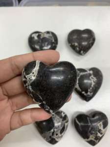 หินแบล็คแมมบาธรรมชาติรูปหัวใจขนาดเล็ก สำหรับเป็นของขวัญและสะสม หินบำบัดรูปหัวใจขัดเงาด้วยมือ - Product Image 5