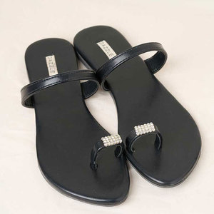 Sandalias de Mujer, Tradicionales y Modernas, Antideslizantes, de Cuero Natural, con Estampado de Moda, Hechas a Mano, para Elevar tu Estilo Diario - Product Image 1