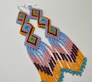 Boucles d'oreilles longues à triple croix perlée de qualité supérieure - Product Image 1