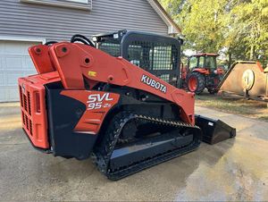 Chargeuse compacte sur chenilles Kubota SVL95-2S, moteur diesel, engin de construction - Product Image 1