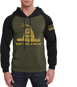 เสื้อฮู้ดผู้ชายลายธงชาติอเมริกา ผลิตจากโพลีเอสเตอร์ แขนยาวแบบแร็กแลน มีกระเป๋า - Product Image 2