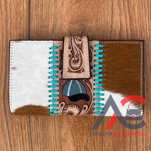 Meilleure vente étui de téléphone pochette en cuir de fourrure de vachette à motif occidental usiné à la main portefeuille élégant multi-usages portefeuilles de créateurs - Product Image 1