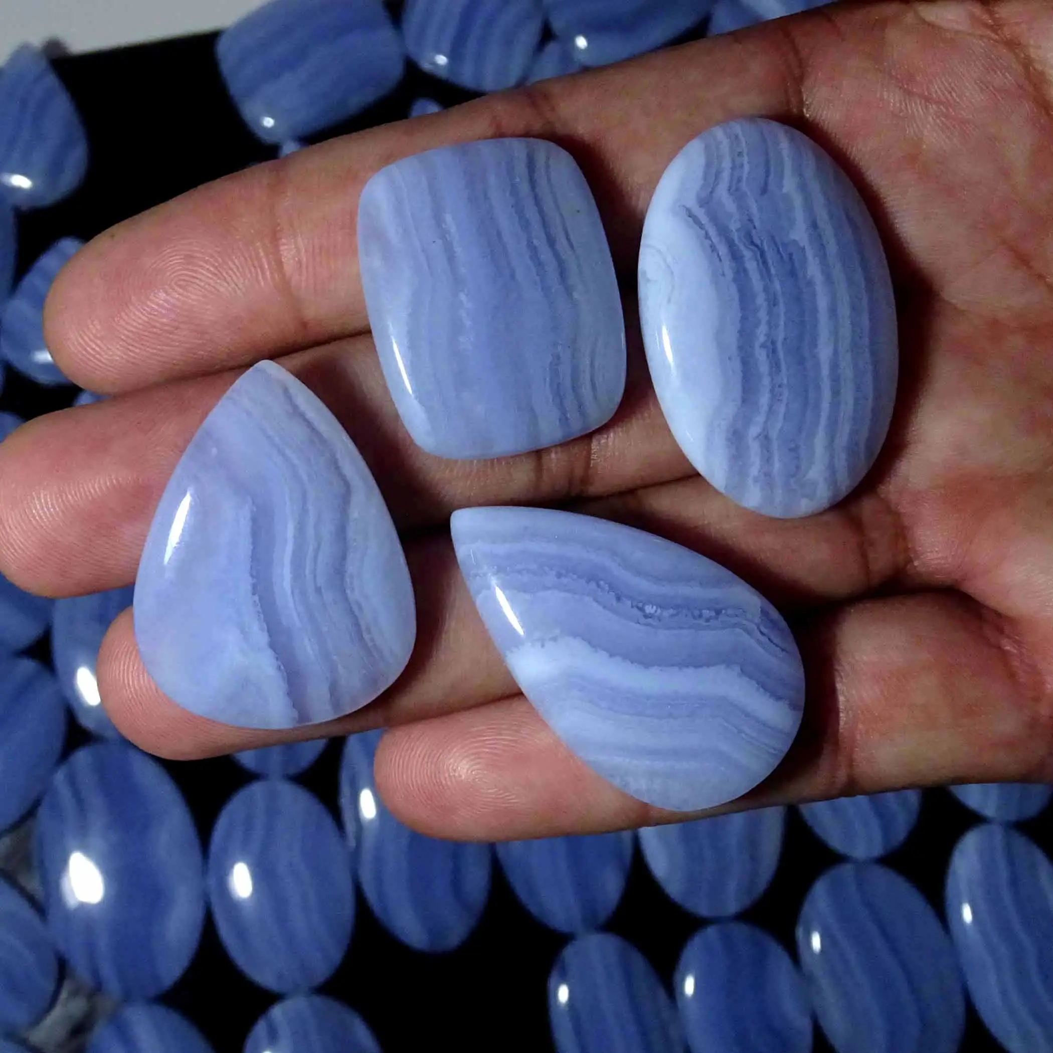 प्राकृतिक ब्लू लेस एगेट ढीला रत्न मिक्स आकार और आकार आभूषण बनाने के लिए ब्लू लेस काबोचोन मिक्स लॉट भारतीय रत्न आपूर्ति
