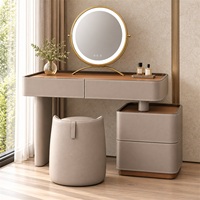 Ensemble de meubles de chambre à coucher de luxe sur mesure avec lit rembourré, tables de chevet, coiffeuse et armoire pour hôtel et villa
