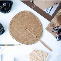 Éventail artisanal en bambou tressé en forme de cœur / Éventail tissé à la main personnalisé en fibre de palmier couleur naturelle, design moderne et simple, pour usage intérieur/extérieur