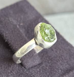 แหวนแฟชั่นสไตล์โบฮีเมียนทำมือสำหรับทุกเพศ  วัสดุสแตนเลสชุบทอง 18K ประดับด้วยพลอยเพรนไนต์ทรงไม่สมมาตร - Product Image 2