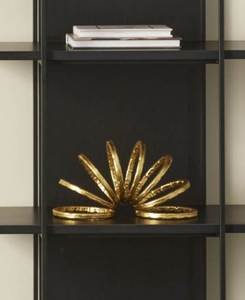 Escultura decorativa dorada de estilo moderno hecha a mano, diseño de arco abstracto único, acabado Premium, estantes de cumpleaños de aluminio - Product Image 1