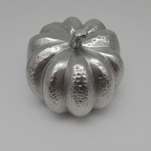Escultura de calabaza de aluminio hueca, hecha artesanalmente con detalles intrincados, diseñada para mesa y manto Premium de Halloween - Product Image 3