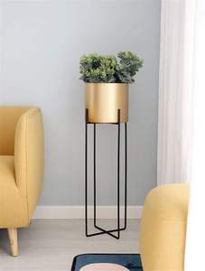 Jardinière en métal à motifs floraux artisanaux exquis Look vieilli pour un décor de jardin charmant - Product Image 3