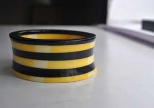 Brazaletes de resina modernos facetados etéreos de Uttar - Product Image 3