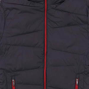 Chaqueta de Invierno Personalizada OEM para Hombre, Chaqueta Acolchada de Lona Bordada, Negra y Roja en Contraste, con Capucha, Deportiva, Técnica, Aislada, Impermeable y Reversible - Product Image 5