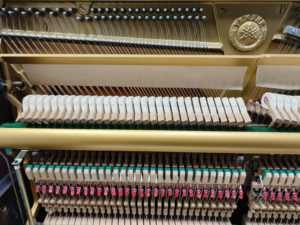 Piano Vertical Yamaha W108BS Rojo Japonés, Color Caoba, Piano de Segunda Mano, Acción Suave y Estética Clásica - Product Image 3