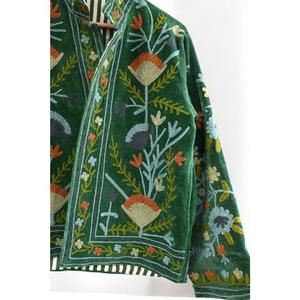 Chaqueta de Terciopelo Floral Acolchada y Bordada a Mano de Lujo, Prenda Exterior Étnica de Diseñador para Bodas de Invierno, Fiestas y Ocasiones Festivas - Product Image 4