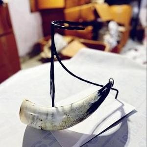 Nuevos cuernos grandes vikingos para beber con soporte de hierro para hombres y mujeres Tazas de cuerno hechas a mano genuinas para Mead Ale y cerveza de f s i - Product Image 2