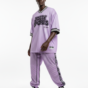 Conjunto de jersey y pantalón de malla de poliéster premium de 240 GSM para hombre con paneles acolchados en las rodillas y logotipo bordado. - Product Image 4