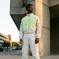 Ensemble de survêtement 2 pièces pour homme en coton/nylon blanc, avec veste courte à capuche, effet délavé, imprimé graffiti, style streetwear et strass