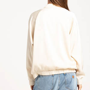 Veste d'hiver pour femme en satin respirant, taille européenne personnalisée, matelassée, streetwear, coupe-vent, bomber, broderie en peau de mouton, manteau en nylon - Product Image 6