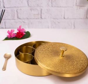 ถังใส่ดอกไม้ Puja ทองเหลืองขัดเงาสีทองล้วนดีไซน์ทำด้วยมือพร้อมที่จับ - Product Image 4