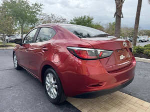 Yaris iA 2017 Rojo, Usado, Volante a la Izquierda - Product Image 3