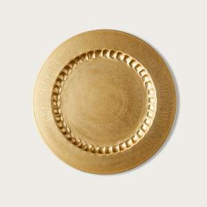 Plato de presentación metálico, ideal para estilistas de bodas, que ofrece una base metálica espléndida que realza los detalles florales y la vajilla. - Product Image 1