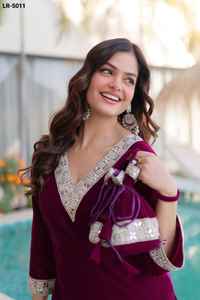 Costume Salwar Kameez pour femmes, style indien et pakistanais, en velours avec de riches broderies en zari, véritable travail de miroir et de dentelle Moti - Product Image 5