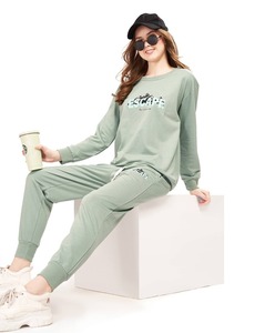 Ensemble de survêtement minimaliste pour femmes, sweat-shirt simple et pantalon de jogging, look moderne et propre, vêtements décontractés - Product Image 2