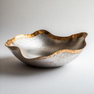 Juego de tazones de latón Chateau Line, la opulencia imperial, tazón de servir artesanal chapado en oro real con adornos del escudo real. - Product Image 2