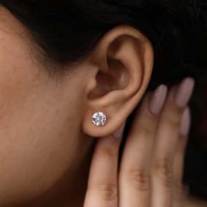 Boucles d'oreilles clous pour femmes en argent sterling et or avec diamants de laboratoire ronds, clarté VS1, 2,86 carats, fermeture à vis/poussoir - Product Image 3