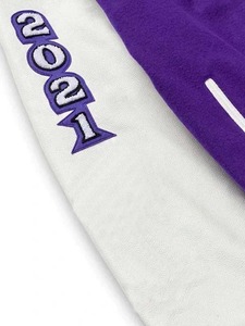 แจ็กเก็ตทีมเบสบอลสีล้วนแบบเรียบแขนเสื้อหนังขนแกะสำหรับผู้ชาย - Product Image 3