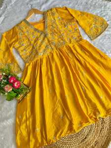 Conjunto Kurta Sharara Corto de Georgette Amarillo Mostaza Bordado de Lujo Unity con Dupatta, Transpirable, para Fiestas y Eventos - Product Image 3