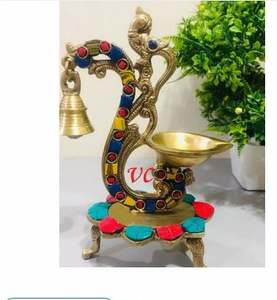 Support de bougie en laiton fait à la main pour les occasions festives, élégant porte-bougie en laiton pour hôtel et restaurant à prix abordable - Product Image 1