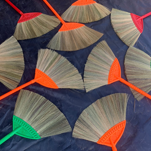 Produit vietnamien Balai d'herbe à long manche Bois respectueux de l'environnement Outils de nettoyage ménagers Best seller - Product Image 2