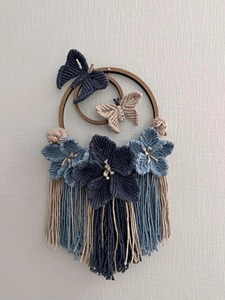 Suspension murale en macramé floral papillon violet artistique pour les intérieurs d'inspiration bohème, décoration moderne de la maison, vente en gros en provenance d'Inde - Product Image 2