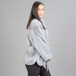 Elegante Chaqueta de Piel de Visón Gris con Cinturón de Cuero - Product Image 4