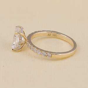 แหวนหมั้นเพชรทรงเรเดียนท์คัท ผลิตในห้องปฏิบัติการ พร้อมวงแหวนไฮโลแบบซ่อน ความใสระดับ VS1 มีตัวเลือกโลหะหลากหลาย ดีไซน์งานฝีมือที่เป็นเอกลักษณ์ - Product Image 6