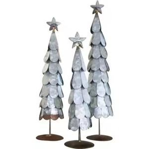 Sapin de Noël en métal doré avec étoile sur le sommet et détails perlés, décoration de table élégante pour les fêtes, pour la maison, le bureau ou les événements - Product Image 3