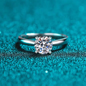 Anillo de Moissanita Redonda Solitaria Estrellada de 2 Quilates, Elegante Anillo de Boda de Moissanita Solitaria para Mujer - Product Image 2