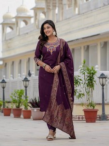 Ensemble Kurti traditionnel haut de gamme avec broderie riche pour femmes modernes - Product Image 4