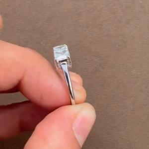 Anillo de Plata de Ley 925 con Baño de Rodio y 5 Circonitas Cúbicas con Corte Princesa Romántico para Mujer, Ideal para Bodas, Compromisos y Fiestas - Product Image 3