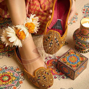 Nouveauté en stock : Khussa pour femmes, haute qualité, antidérapant, semelle extérieure en cuir personnalisable, design tendance pour la vente en ligne - Product Image 3