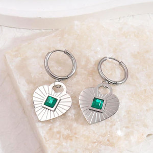Pendientes de Aro con Colgante de Corazón de Circonita Verde, Chapados en Oro de 18k, de Acero Inoxidable, Hipoalergénicos y Resistentes al Deslustre, Estilo Vintage - Product Image 3