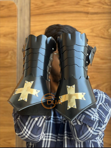 Gants de chevalier médiéval en acier, finition noire avec croix dorée, protection des mains pour costume et exposition - Product Image 3