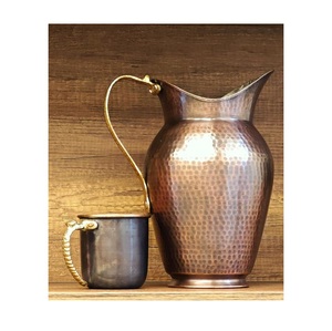 Juego de jarras y vasos de cobre puro diseñados para apoyar las costumbres de consumo saludables y aportar un encanto clásico a la vida diaria. - Product Image 1