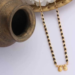 Elegante Conjunto Tradicional de Mangalsutra Chapado en Oro para Mujer con Cadena de Cuentas Negras de Diseño y Pendientes a Juego - Product Image 1