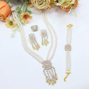 Ensemble de collier, boucles d'oreilles, bague et bracelet en or à la mode avec des perles et des pierres de zircone cubique, pour les fêtes, collection moderne pour femmes - Product Image 1